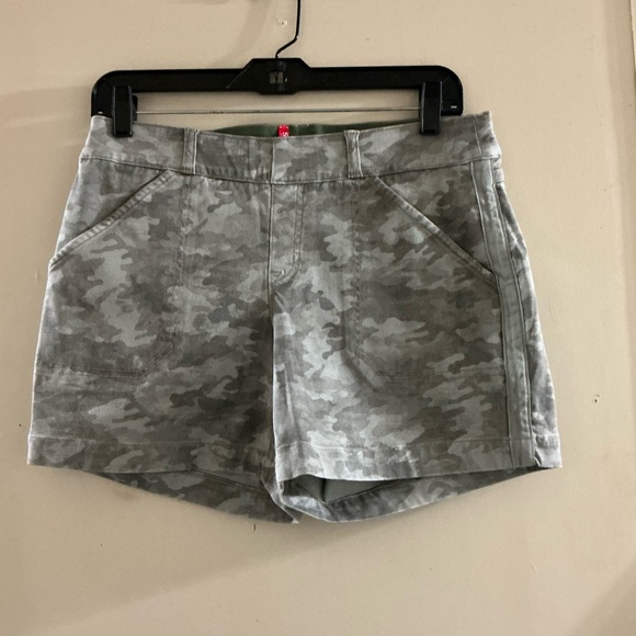 Spanx Stretch Twill Shorts 6" Stonewash Camo Green Women’s Size Medium - Picture 3 of 6